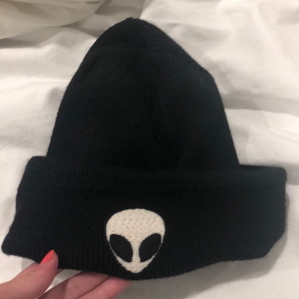 BRANDY MELVILLE ALIEN PATCH BEANIE